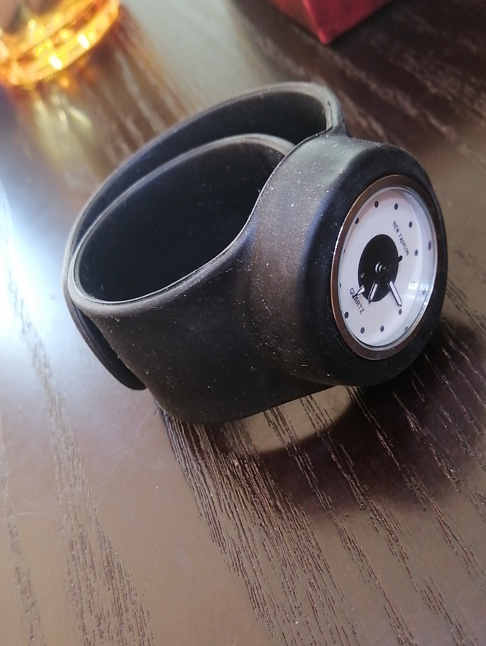 New Fashion Slap On Black Minimalist Silicone OS Strap with Round White Dial